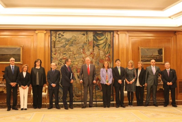 Don Juan Carlos con una representación de la Agencia EFE